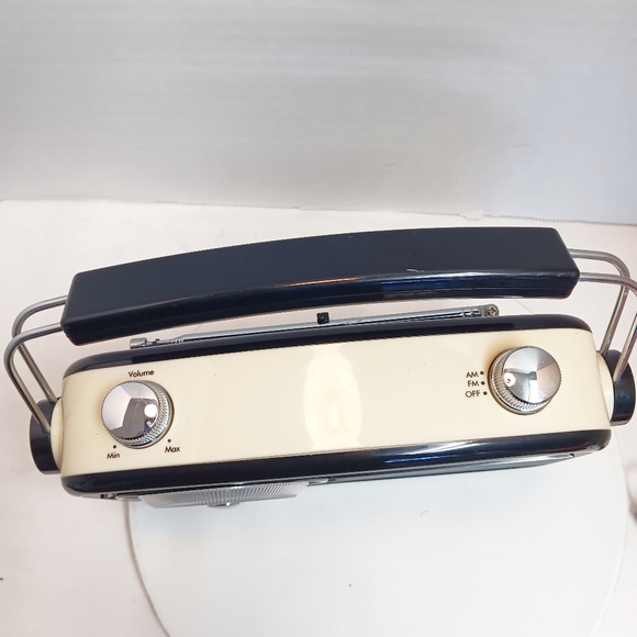 Byron Statics brand, black and tan, vintage retro look am/fm radio. New w/o tags - Picture 3 of 5